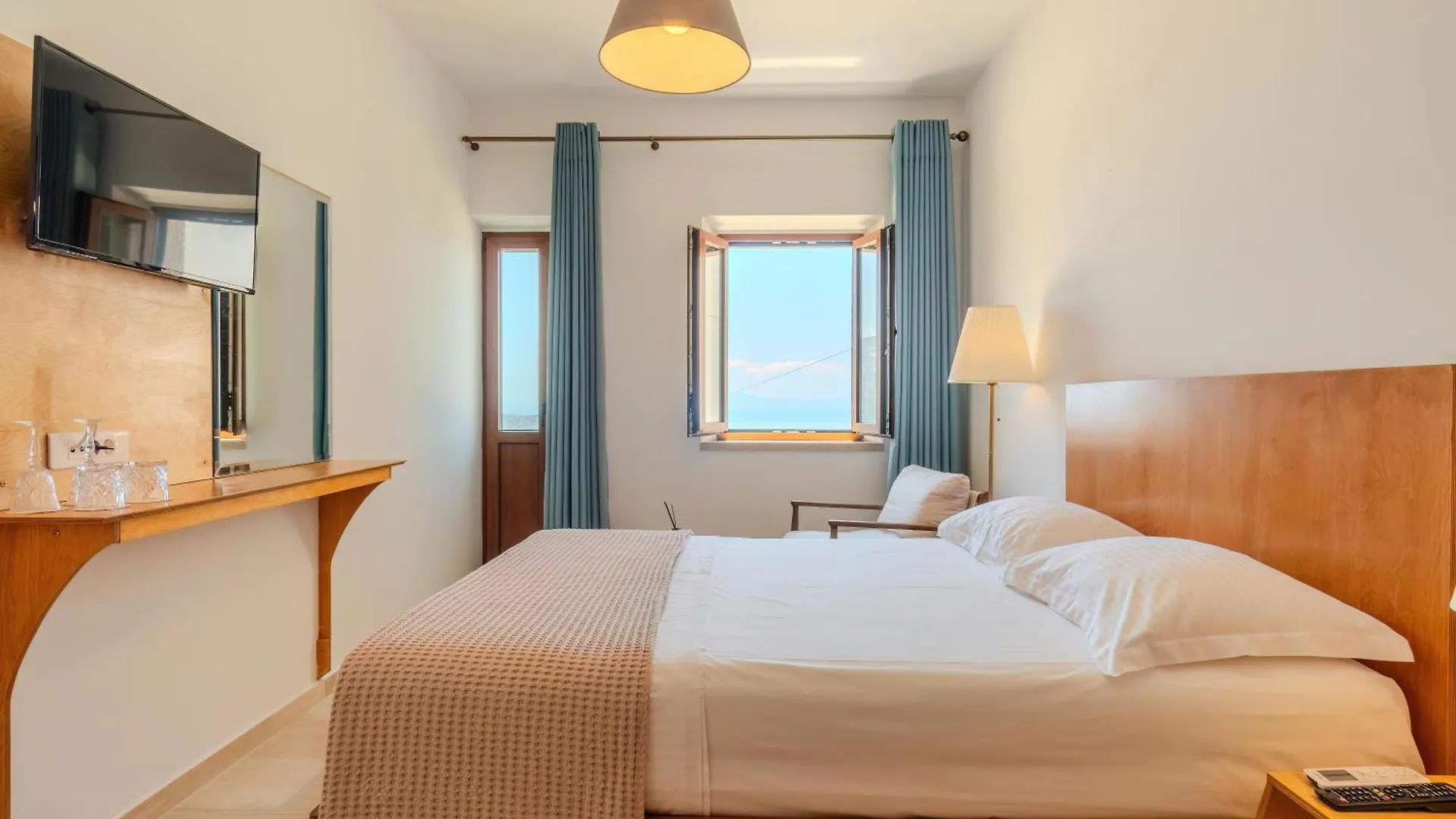 Annapolis Hotel Himare Guest house