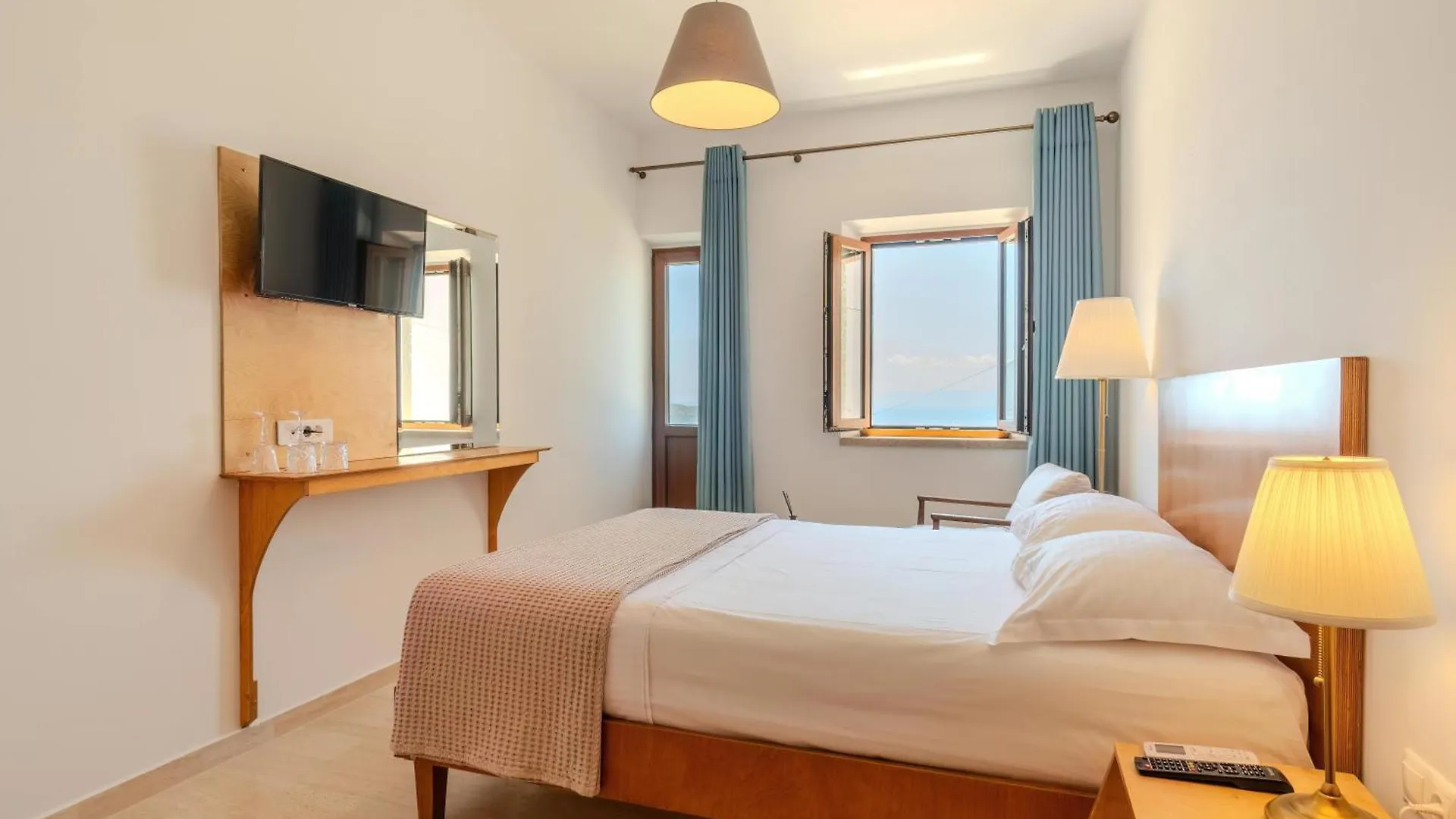 Annapolis Hotel Himare